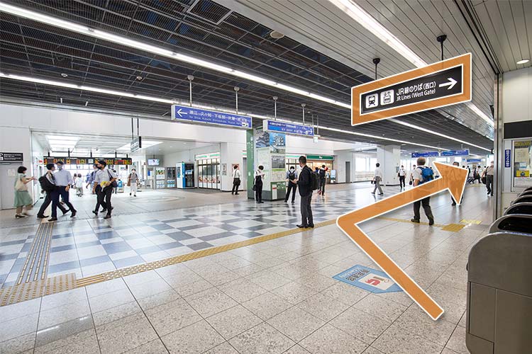 西口改札を出て右(南)へ進みます（東口改札を出て左(南)へ進みます）。