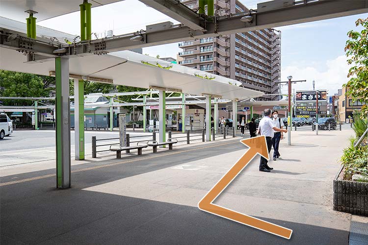 南口を出るとバスターミナルがあります。右に進みます。