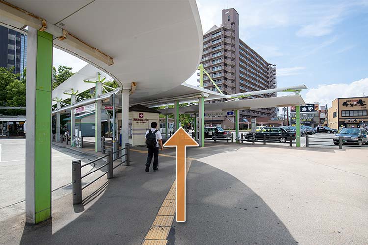 バスターミナル沿いに進みます。