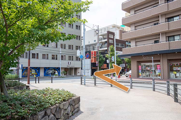 信号を渡り右に進みます。