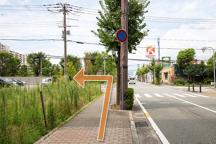 KICONA手前の交差点を左折します。